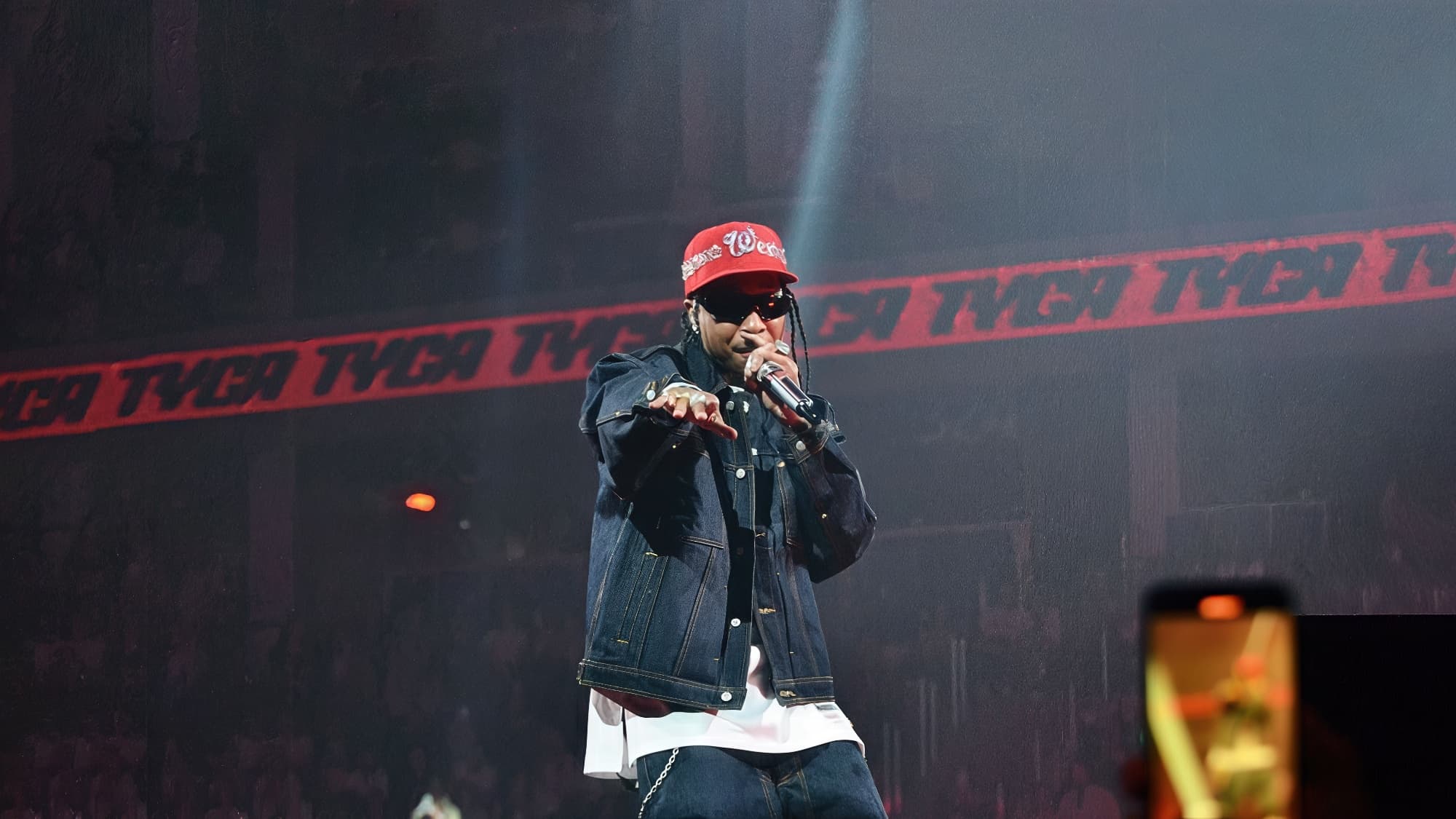 Фанаты попытались сорвать украшения с Tyga на концерте в Москве