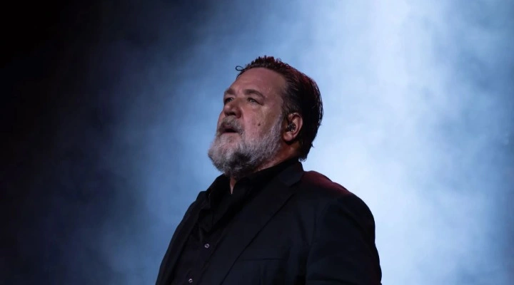 Russell Crowe. Indoor Garden Party