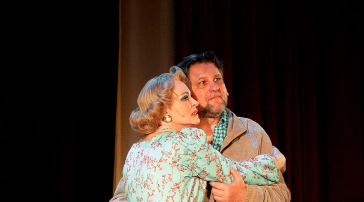 Двое на скамейке